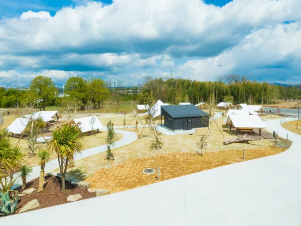 ゆったり過ごせる開放的なフィールド